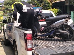 Brakk! Bocil SD Motoran Bonceng 3 Nabrak Truk Tronton di Klaten