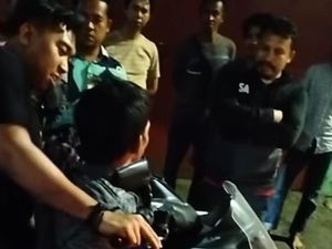 Apes Pria Makassar Salah Sasaran Begal Polisi Berujung Dibekuk-Diamuk Massa Apes Pria Makassar Salah Sasaran Begal Polisi Berujung Dibekuk-Diamuk Massa