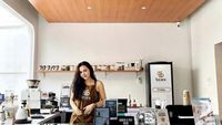 Gaya Baru Ratu Rizky Nabila Saat Cicip Rujak dan Keripik