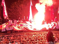 Suporter Geruduk Pintu Keluar Ruang Ganti PSM Usai Dibantai Madura United