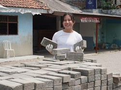 Solutif! Siswi SMA Ini Bikin Batu Bata Ramah Lingkungan Buat Kurangi Polusi