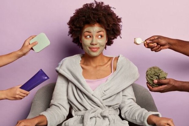 Perempuan menggunakan banyak skincare
