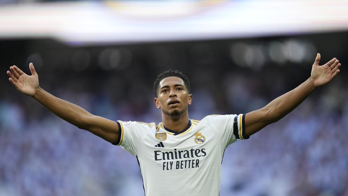 Real Madrids Jude Bellingham celebrates after scoring his sides opening goal during Spanish La Liga soccer match between Real Madrid and Osasuna at the Santiago Bernabéu stadium in Madrid, Spain, Saturday, Oct. 7, 2023. (AP Photo/Jose Breton)