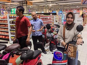 Wanita Ini Kepincut Diskon Rp 1,2 Juta Sepeda Listrik di Transmart Full Day Sale
