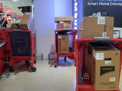 Jelang Tutup Toko, Pengunjung Masih Ramaikan Transmart Full Day Sale!