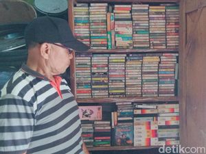 Kisah Pensiunan Polisi Klaten Jadi Pemburu Kaset Pita-Piringan Hitam Kisah Pensiunan Polisi Klaten Jadi Pemburu Kaset Pita-Piringan Hitam