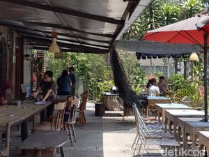 Warkop Modjok, Ngopi Sambil Healing di Tepian Bandung