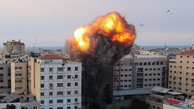 TOPSHOT - Fire and smoke rise after an Israeli air strike targeted the National Bank on Gaza City, on October 8, 2023. Israel, reeling from the deadliest attack on its territory in half a century, formally declared war on Hamas Sunday as the conflict's death toll neared 1,000 after the Palestinian militant group launched a massive surprise assault from Gaza. (Photo by Ahmed ZAKOUT / AFP) (Photo by AHMED ZAKOUT/AFP via Getty Images)