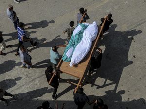 Pilu Pria Palestina Kuburkan 19 Keluarganya yang Tewas usai Serangan Israel Pilu Pria Palestina Kuburkan 19 Keluarganya yang Tewas usai Serangan Israel