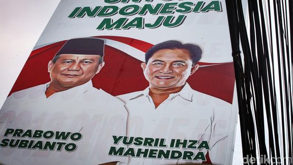 Baliho Dukungan Duet Prabowo-Yusril Mejeng di Arteri Pondok Indah