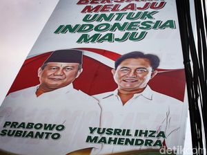 Baliho Dukungan Duet Prabowo-Yusril Mejeng di Arteri Pondok Indah