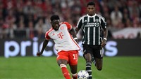 1. Alphonso Davies. Kontrak bek Bayern Munich ini akan habis di musim panas 2025. MU diprediksi mendapat saingan berat dari Real Madrid yang digadang-gadang bakal jadi opsi pertama Davies jika pindah. Foto: AFP/TOBIAS SCHWARZ