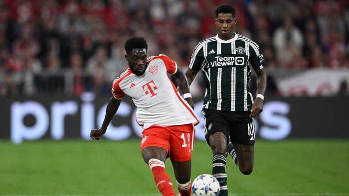 Bayern vs MU Bayern Munich's Canadian midfielder #19 Alphonso Davies (L) and Manchester United's English striker #10 Marcus Rashford vie for the ball during the UEFA Champions League Group A football match FC Bayern Munich v Manchester United in Munich, southern Germany on September 20, 2023. (Photo by Tobias SCHWARZ / AFP)