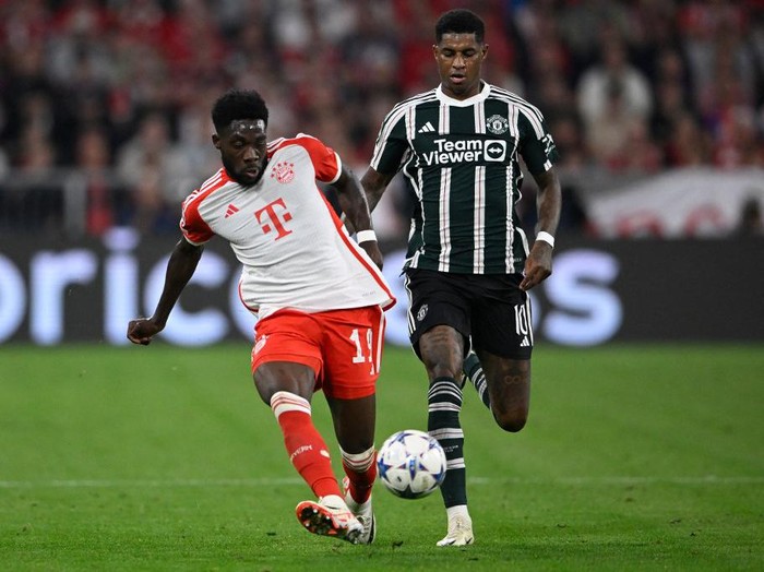 Bayern Munichs Canadian midfielder #19 Alphonso Davies (L) and Manchester Uniteds English striker #10 Marcus Rashford vie for the ball during the UEFA Champions League Group A football match FC Bayern Munich v Manchester United in Munich, southern Germany on September 20, 2023. (Photo by Tobias SCHWARZ / AFP)