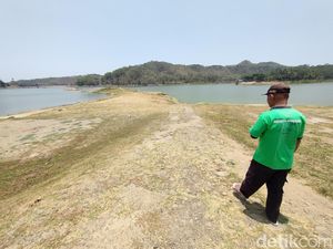 Bekas Jalan Aspal di Tengah Waduk Sermo Terlihat, Biasanya Terendam 2 Meter Bekas Jalan Aspal di Tengah Waduk Sermo Terlihat, Biasanya Terendam 2 Meter