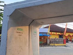 Tumpukan Beton Drainase di Jalan Hayam Wuruk Medan Ganggu Pejalan Kaki