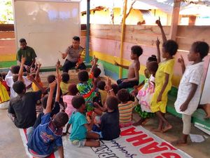 Kisah Bripka Sandry Pejuang Pendidikan untuk Warga di Sorong Kisah Bripka Sandry Pejuang Pendidikan untuk Warga di Sorong