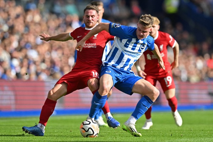 Liverpools Argentinian midfielder #10 Alexis Mac Allister (L) vies with Brightons Irish striker #28 Evan Ferguson (C) during the English Premier League football match between Brighton and Hove Albion and Liverpool at the American Express Community Stadium in Brighton, southern England on October 8, 2023. (Photo by Glyn KIRK / AFP) / RESTRICTED TO EDITORIAL USE. No use with unauthorized audio, video, data, fixture lists, club/league logos or live services. Online in-match use limited to 120 images. An additional 40 images may be used in extra time. No video emulation. Social media in-match use limited to 120 images. An additional 40 images may be used in extra time. No use in betting publications, games or single club/league/player publications. /