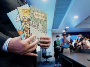 Duh! Pria Hong Kong Dibui 4 Bulan karena Ketahuan Impor Buku Anak Domba-Serigala