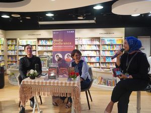 Yoris Sebastian Luncurkan Buku Terbaru Meaningful Storytelling 7 Hari 7 Malam Yoris Sebastian Luncurkan Buku Terbaru Meaningful Storytelling 7 Hari 7 Malam