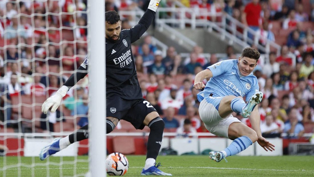 David Raya nyaris bikin blunder fatal saat melawan Manchester City. (Foto: Action Images via Reuters/JOHN SIBLEY)