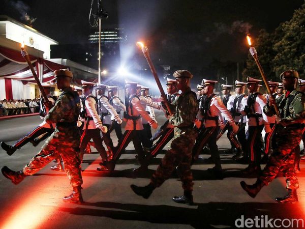 Defile Tiga Matra TNI Ramaikan Parade Senja