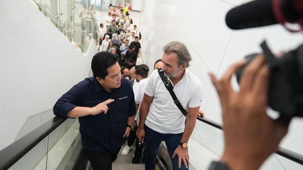 Ketua PSSI Erick Thohir mengajak perwakilan FIFA naik kereta cepat Whoosh ke Bandung pada Senin (9/10).