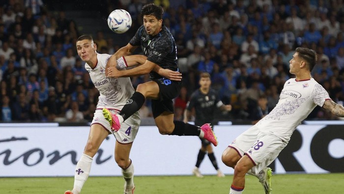 Soccer Football - Serie A - Napoli v Fiorentina - Stadio Diego Armando Maradona, Naples, Italy - October 8, 2023 Napolis Giovanni Simeone in action with Fiorentinas Nikola Milenkovic and Lucas Martinez Quarta REUTERS/Ciro De Luca
