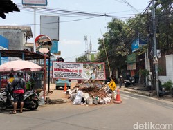Galian Jl Asem Baris Tebet Belum Kelar Juga, Warga Pasang Spanduk Protes