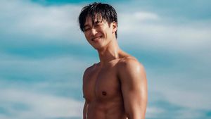 6 Gaya Ahn Bo Hyun, Pacar Jisoo BLACKPINK, Pamer Badan Sixpack di Bali
