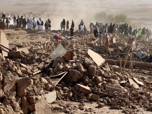 Gempa Afghanistan Tewaskan 2.000 Orang, Warga Tunggu Bantuan