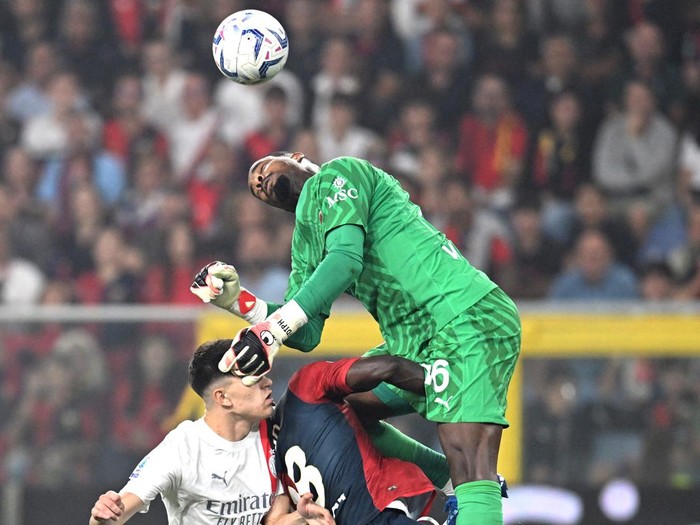 Soccer Football - Serie A - Genoa v AC Milan - Stadio Comunale Luigi Ferraris, Genoa, Italy - October 7, 2023 Genoas Caleb Ekuban is fouled by AC Milans Mike Maignan before being shown a red card REUTERS/Daniele Mascolo