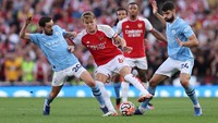 Tapi Arsenal pelan-pelan merebut kendali permainan meski cukup kesulitan menembus pressing Man City. Baru di babak kedua The Gunners tampak lebih mengancam hingga memecahkan kebuntuan. 