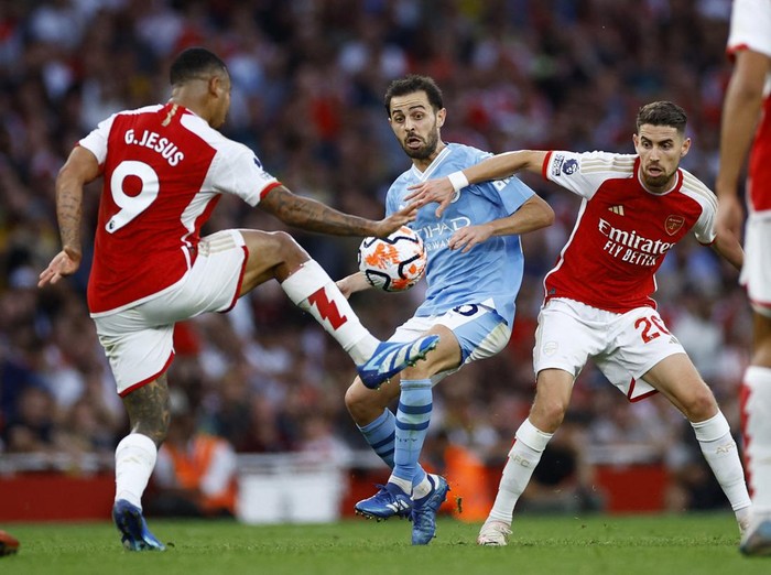 Soccer Football - Premier League - Arsenal v Manchester City - Emirates Stadium, London, Britain - October 8, 2023 Manchester Citys Bernardo Silva in action with Arsenals Gabriel Jesus and Jorginho Action Images via Reuters/John Sibley NO USE WITH UNAUTHORIZED AUDIO, VIDEO, DATA, FIXTURE LISTS, CLUB/LEAGUE LOGOS OR LIVE SERVICES. ONLINE IN-MATCH USE LIMITED TO 45 IMAGES, NO VIDEO EMULATION. NO USE IN BETTING, GAMES OR SINGLE CLUB/LEAGUE/PLAYER PUBLICATIONS.