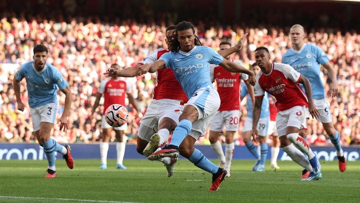 Gol Martinelli Menangkan Arsenal Atas Man City Soccer Football - Premier League - Arsenal v Manchester City - Emirates Stadium, London, Britain - October 8, 2023 Manchester City's Nathan Ake shoots at goal REUTERS/David Klein NO USE WITH UNAUTHORIZED AUDIO, VIDEO, DATA, FIXTURE LISTS, CLUB/LEAGUE LOGOS OR 'LIVE' SERVICES. ONLINE IN-MATCH USE LIMITED TO 45 IMAGES, NO VIDEO EMULATION. NO USE IN BETTING, GAMES OR SINGLE CLUB/LEAGUE/PLAYER PUBLICATIONS.