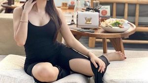 Begini Gaya Hana Hanifah Saat Nongkrong di Kafe Bali