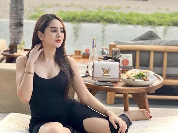Begini Gaya Hana Hanifah Saat Nongkrong di Kafe Bali