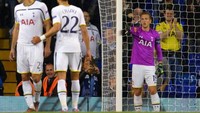 Harry Kane, striker tajam milik Inggris, juga pernah menjadi kiper buat Tottenham Hotspur saat melawan Asteras Tripolis di Liga Europa. Sayang, Kane membuat sekali blunder dan membuat The Lilywhites kebobolan. Skor berakhir 5-1 untuk Tottenham, yang tetap menang di laga tersebut. (Foto: GLYN KIRK/AFP)