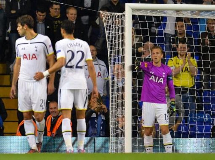 harry kane kiper tottenham hotspur asteras tripolis europa league Tottenham Hotspur's English striker Harry Kane (R), who took over goalkeeping duties after Tottenham Hotspur's French goalkeeper Hugo Lloris was sent off, arranges his wall to defend a free kick during the UEFA Europa League group C football match between Tottenham Hotspur and Asteras Tripolis at White Hart Lane in north London, on October 23, 2014. AFP PHOTO / GLYN KIRK (Photo by GLYN KIRK / AFP)