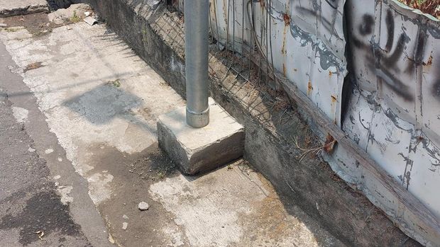 Fenomena hari tanpa bayangan di DKI Jakarta membuat objek yang berdiri tegak tak memiliki bayangan, mulai dari pohon hingga tiang lampu penerangan jalan.