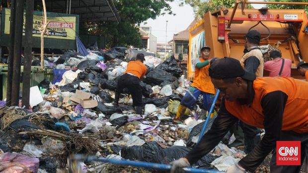 Tumpukan sampah berbagai jenis terpantau menggunung di depo pembuangan Jalan Merbabu, Kotabaru, Gondokusuman, Kota Yogyakarta, Senin (9/10).