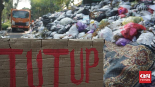 Tumpukan sampah berbagai jenis terpantau menggunung di depo pembuangan Jalan Merbabu, Kotabaru, Gondokusuman, Kota Yogyakarta, Senin (9/10).