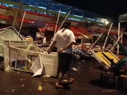 Hujan-Angin Landa Magelang, Tenda Pedagang di GOR Samapta Kocar-kacir