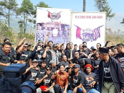 Pakai Pangsi dan Totopong, Kaesang Bertemu Relawan Semut Ireng di Garut