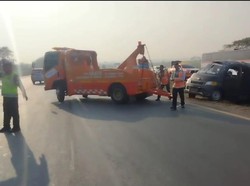 Angkot Pecah Ban hingga Terguling di Tol Merak, 15 Penumpang Terluka