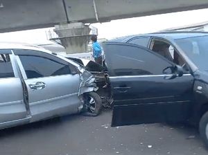 Kecelakaan Libatkan 2 Mobil, Tol MBZ Padat Merayap Kecelakaan Libatkan 2 Mobil, Tol MBZ Padat Merayap