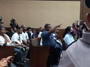 Kala Keluarga Lukas Enembe Hampir Terobos Ruang Steril Sidang Kala Keluarga Lukas Enembe Hampir Terobos Ruang Steril Sidang
