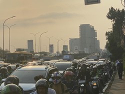 Ada Proyek Polder, Lalin Jl TB Simatupang Arah Pasar Rebo Macet Parah!