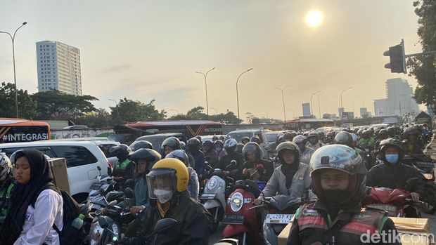 Kemacetan parah terjadi di Jalan TB Simatupang arah Pasar Rebo. Sejumlah pemotor memilih jalan lain menghindari kemacetan di jalan tersebut. (Devi P/detikcom)