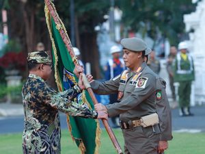 Kirab Pataka Jawa Timur Tiba di Banyuwangi Disambut Tari Gandrung Kirab Pataka Jawa Timur Tiba di Banyuwangi Disambut Tari Gandrung